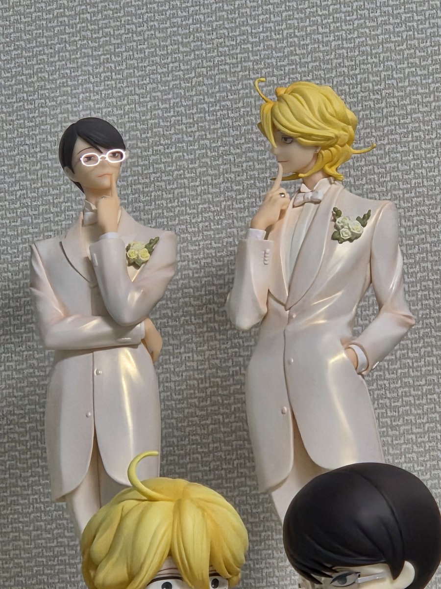 방에 불 켜고 있으면 사죠 안경만 빛나서 너무 웃겨요 하ㅜㅜㅜㅜ