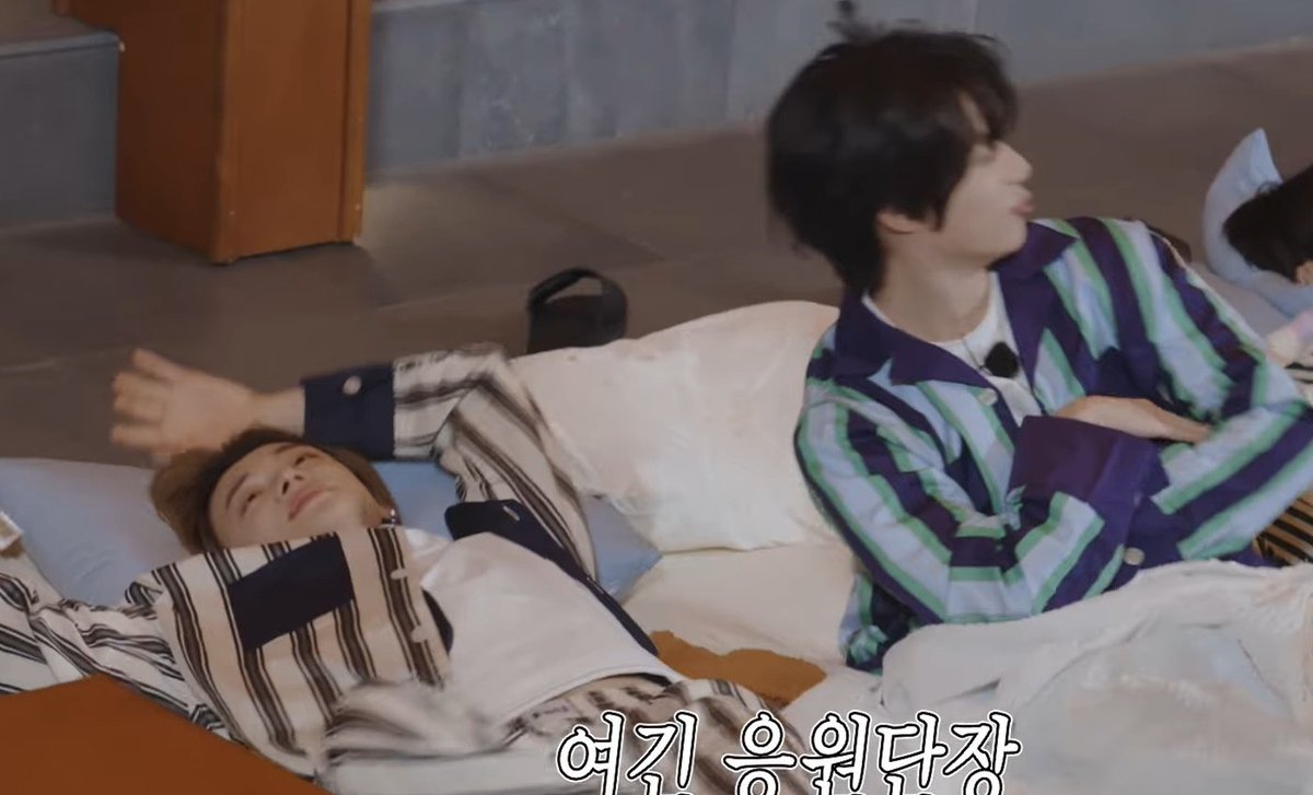 yeonbamdiary's tweet image. tired owner and his crazy puppy 

#YEONGYU #연밤