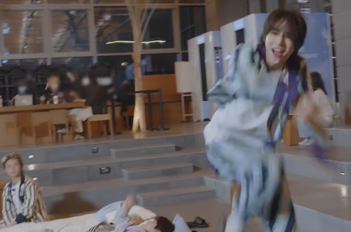 yeonbamdiary's tweet image. tired owner and his crazy puppy 

#YEONGYU #연밤