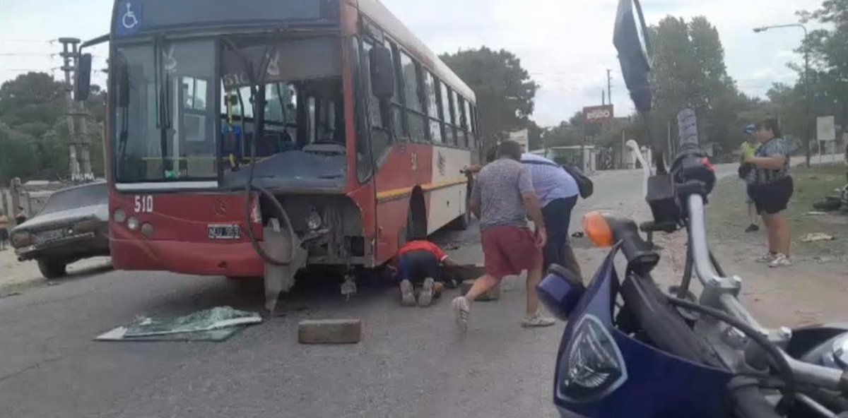 clarincom's tweet photo. IBAN EN MOTO CON UN BEBÉ Y CHOCARON CONTRA UN COLECTIVO: MURIERON LOS TRES

Un hombre de 44 años, su hija de 20 y su nieto de tres meses murieron al chocar la moto en la que viajaban contra un colectivo en la ruta 1003, en Libertad, frente al cementerio Santa Mónica, en Merlo.

Según testigos, el conductor intentó esquivar un pozo y embistió de frente a una unidad de la línea 216. Ninguno de los ocupantes llevaba casco y el caso es investigado por la Justicia.

Ubicación apróximada: https://t.co/Zfs5UDrd2f 

(+) en Clarín: https://t.co/mewAUahbI2