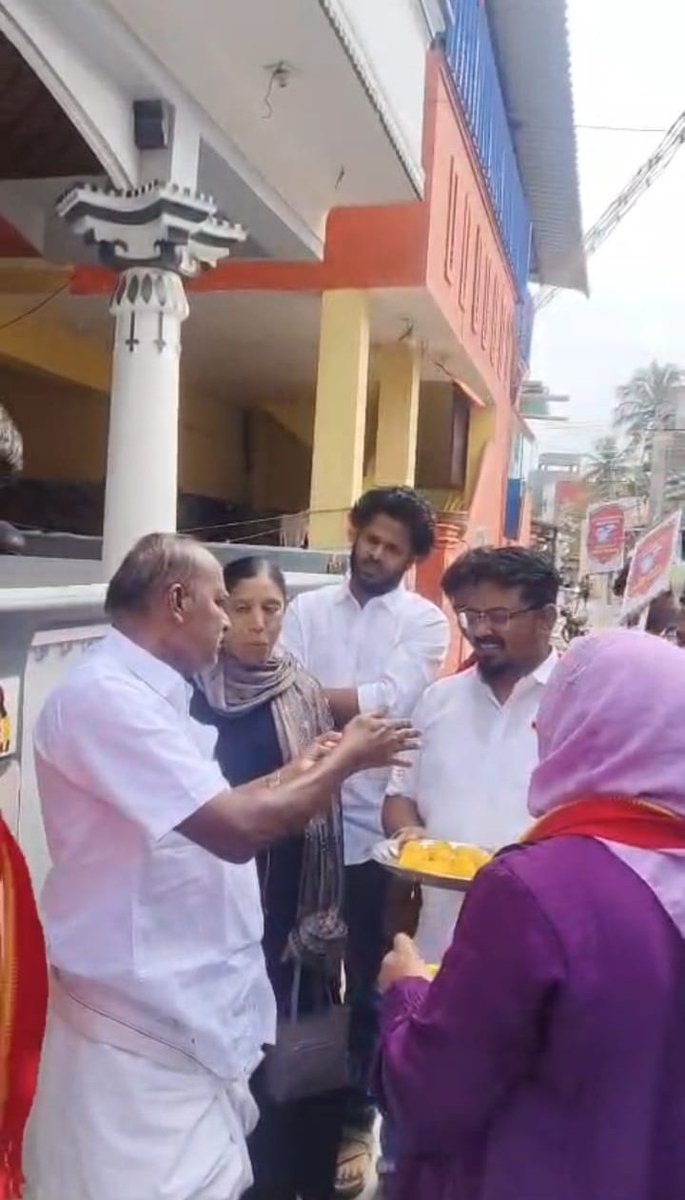 TVKHQ_Thirunelv's tweet photo. தமிழக வெற்றிக் கழகத்திற்கு விசில் சின்னம் அறிவிக்கப்பட்டதை கொண்டாடும் விதமாக இன்று திருநெல்வேலி வடக்கு மாவட்டம் சார்பாக பகுதி,வார்டு செயலாளர்கள் என அனைவரும் பொதுமக்களுக்கு விசில் மற்றும் இனிப்புகளை வழங்கியும் விசில் சின்னம் பொருந்திய ஸ்டிக்கரை அனைத்து கடைகள் வீடுகளில் ஒட்டினர். https://t.co/S18AhIxaeB