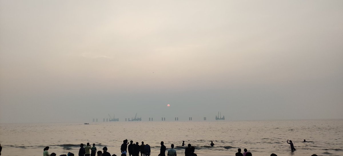 Juhu Beach, 26th Jan — the free sunset experience may be gone by next year. 
Coastal Road 
#Mumbai 
#sunset 
#RepublicDay 
#juhu