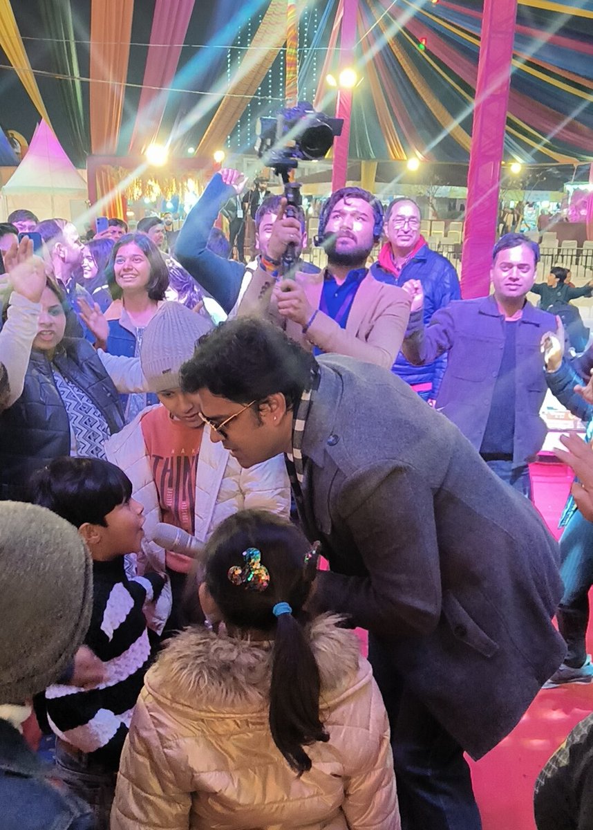 singervishal5's tweet photo. दिलसे आभार प्रकट करता हूँ Noida prashasan Noida Authority और UP दिवस का 🌺🙏🙏❤️🇮🇳 @noida_authority @CeoNoida https://t.co/Gnjr5cBmX7