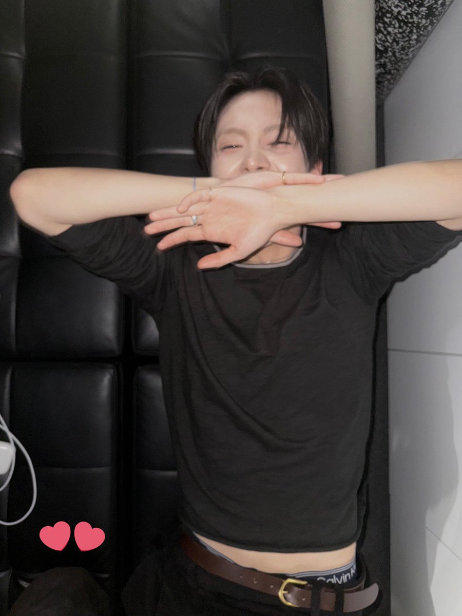 이거 안신이가 찍어준건가?!
투투날 같은데   무릎빼꼼보임