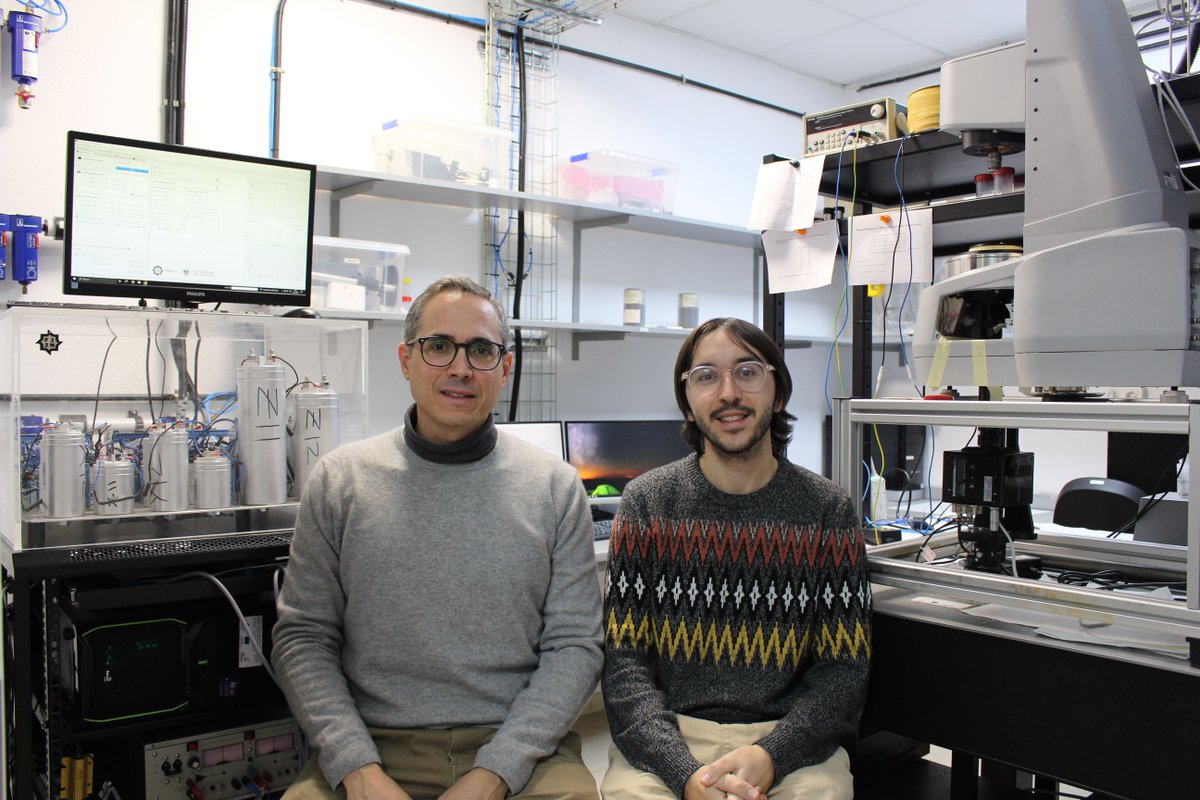 CanalUGR's tweet photo. 🔬 Investigadores de la #UGR desarrollan una metodología pionera para fabricar nanomateriales a una velocidad sin precedentes

🧑‍🔬 Esta técnica utiliza fuerzas magnéticas para guiar el montaje de piezas microscópicas

ℹ️ https://t.co/hZGLJ52ZEl https://t.co/vZBJCZEIb8