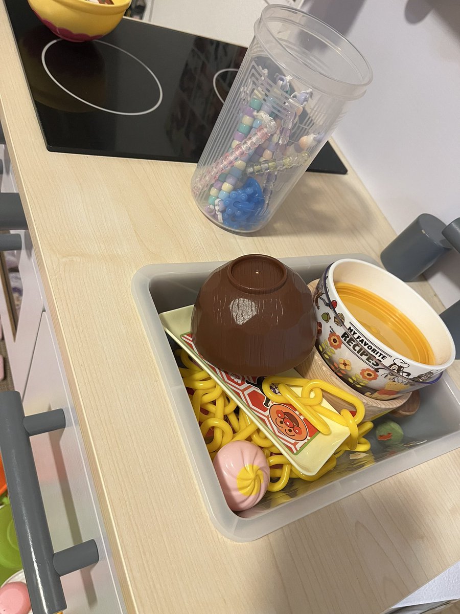 hitodenn's tweet photo. 娘のままごとキッチン
「シンクに山積みの食器」の真似。
つらすぎる😂 https://t.co/jbsRpAExME