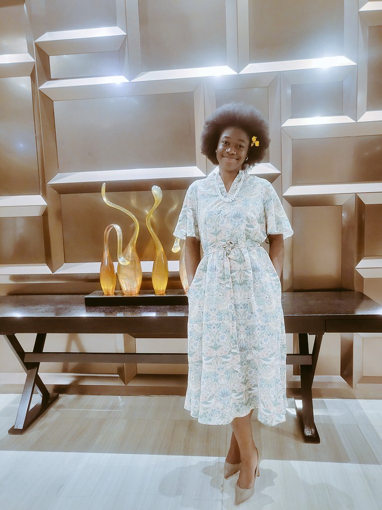 Aujourd’hui, cela fait 9 ans sans mèches.😊

Cela représente  plus ou moins 200 paquets de mèches synthétiques, soit près de 20 kilos de déchets plastiques évitées.

Ce n’est pas énorme, mais les grands changements commencent toujours par de petits choix.