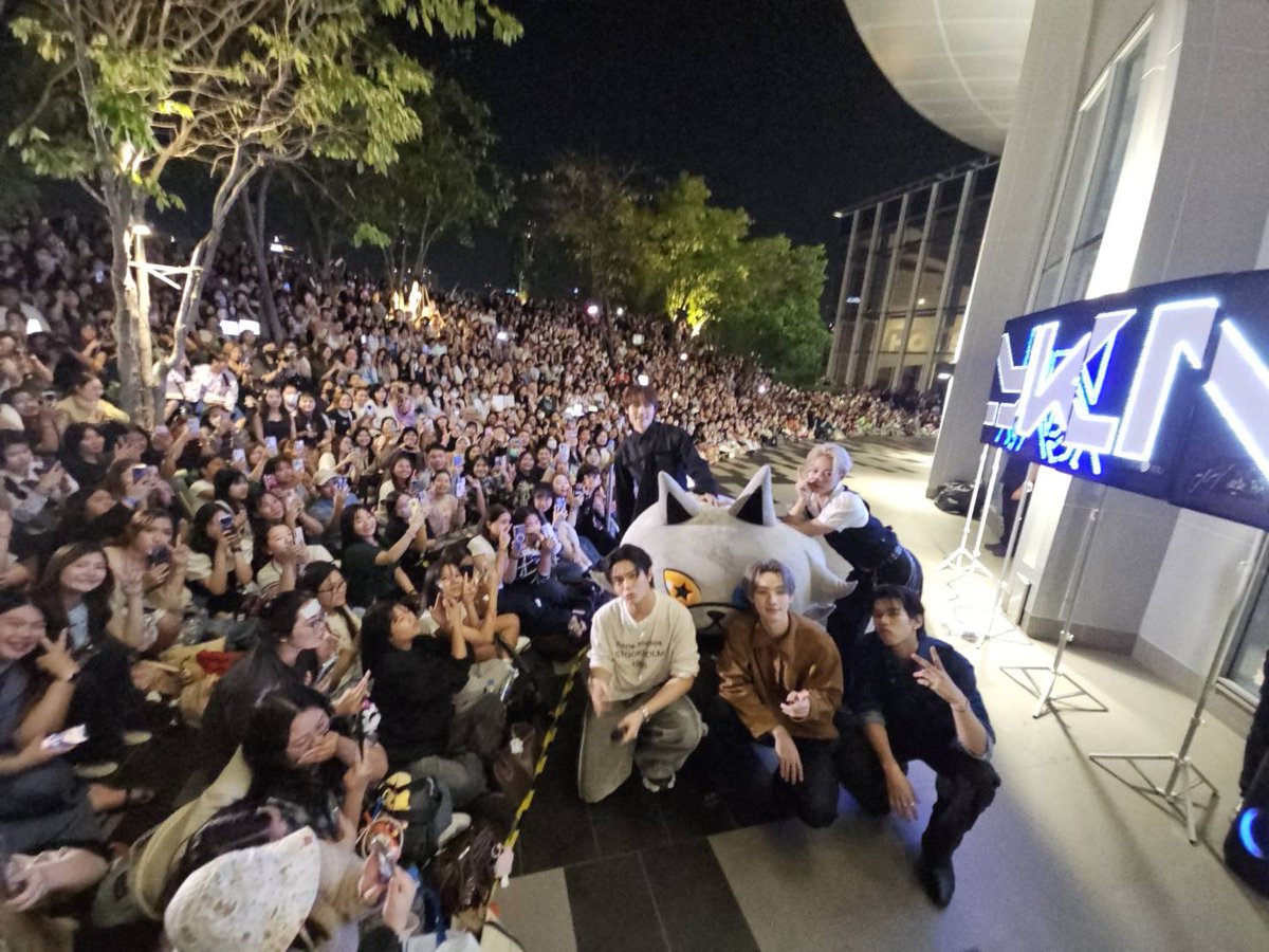 GmmtvShop's tweet image. LYKN และ LYKYOU ขอบคุณทุกคนที่มาเล่นกับพวกเรา พวกเราดีใจที่ได้เติมพลังจากพวกคุณนะครับ เดินทางกลับบ้านกันดี ๆ น้า แล้วเรามาเล่นด้วยกันอีก

@LYKNofficial @_LYKYOU

#สนามอ่านเล่น2026xLYKN
#GMMTV