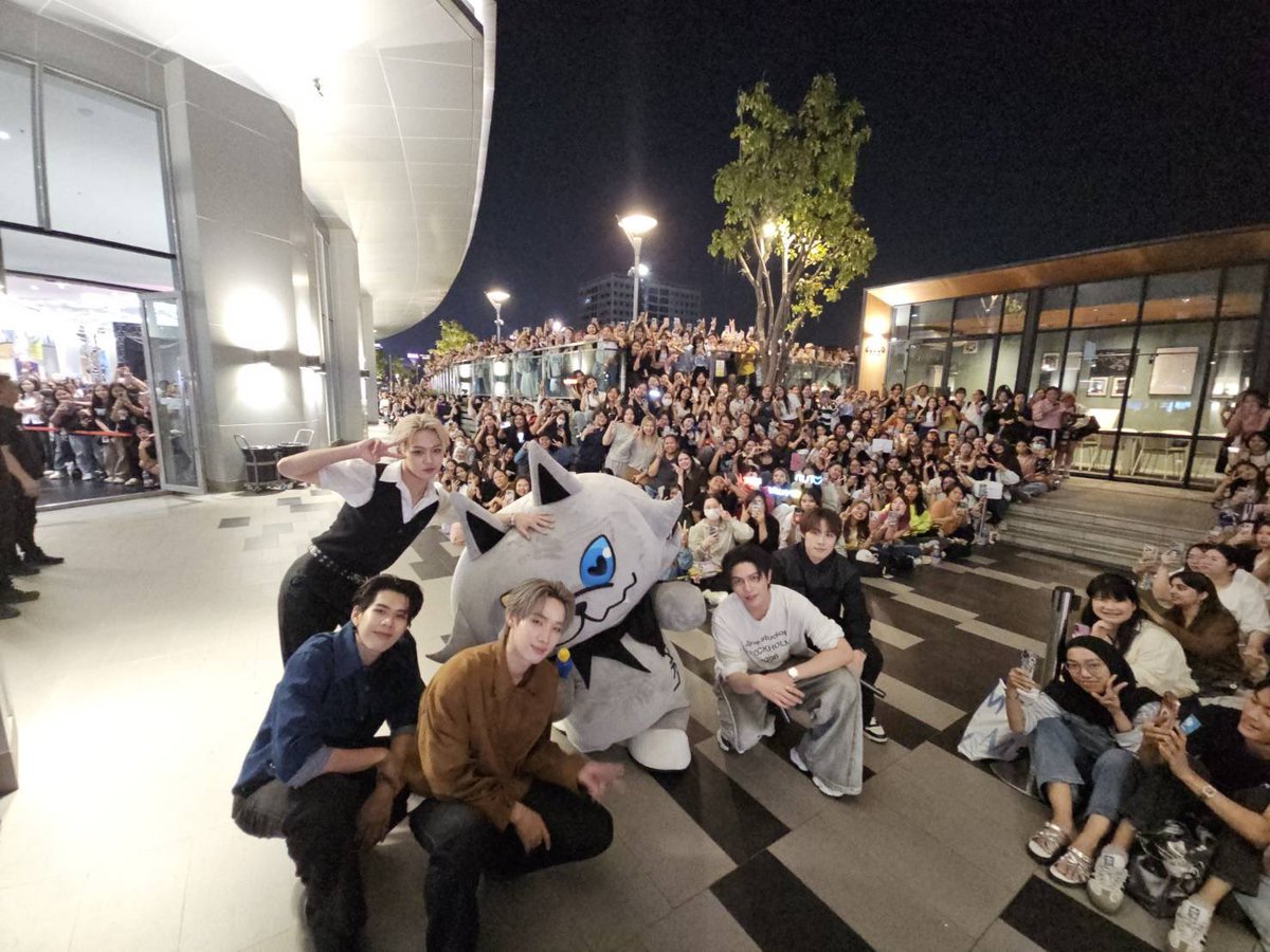 GmmtvShop's tweet image. LYKN และ LYKYOU ขอบคุณทุกคนที่มาเล่นกับพวกเรา พวกเราดีใจที่ได้เติมพลังจากพวกคุณนะครับ เดินทางกลับบ้านกันดี ๆ น้า แล้วเรามาเล่นด้วยกันอีก

@LYKNofficial @_LYKYOU

#สนามอ่านเล่น2026xLYKN
#GMMTV