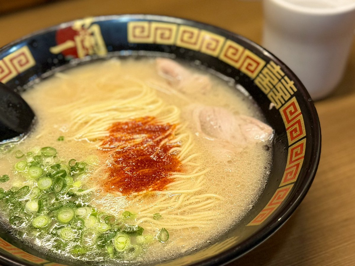今日は久しぶりのお夜勤なのでラーメンチャージしてこの後のお仕事もがんばりますっ💪
てか一蘭って深夜料金がかかるようになったんですね、、、ラーメン一杯1,080円はきつい💦