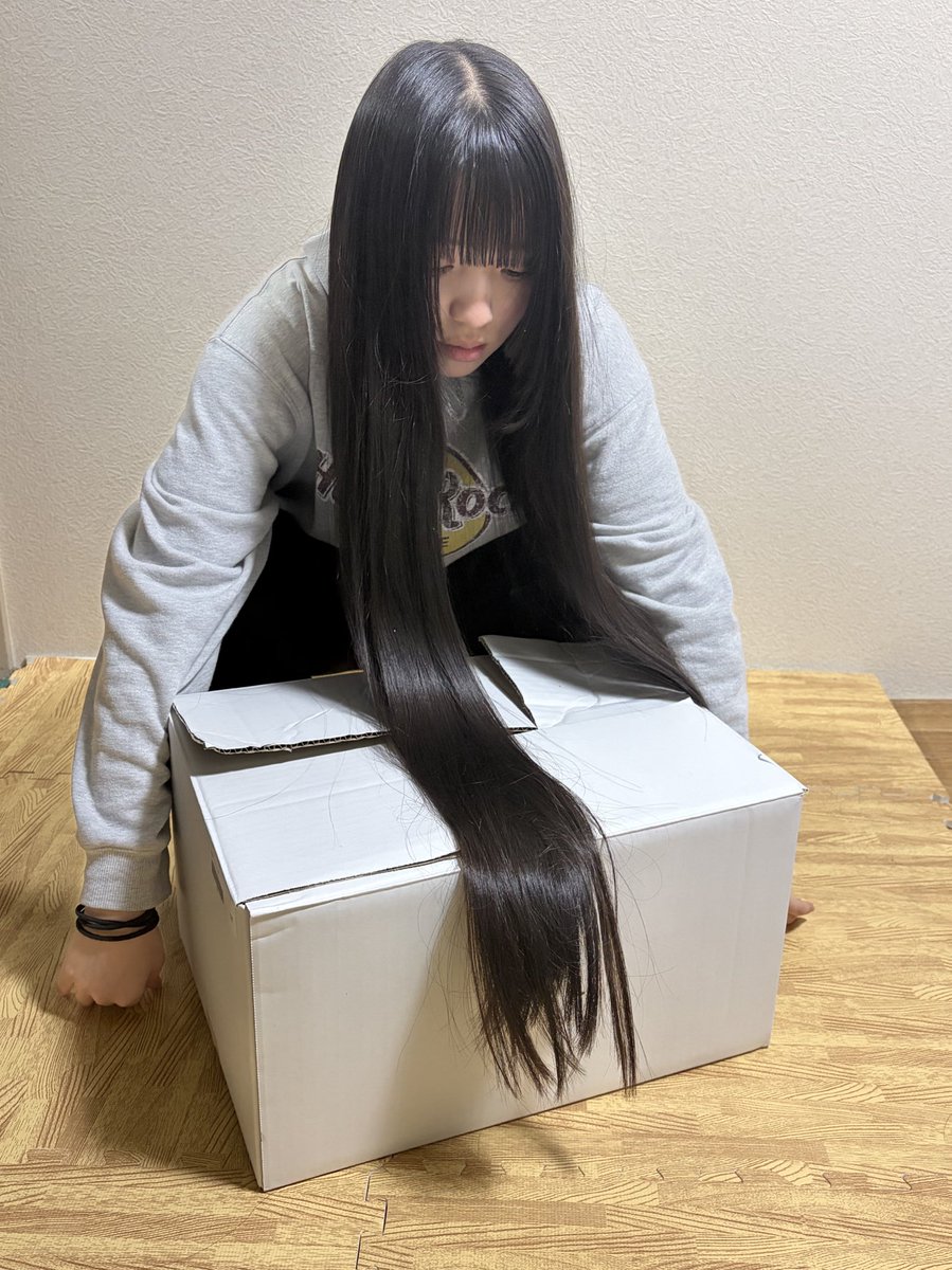 meru062120096's tweet photo. 重すぎて気づいたら貞��になってました。

 #空のダンボールを重そうに持つ選手権
 #貞子  #ロングヘア https://t.co/OXevhqNPzO