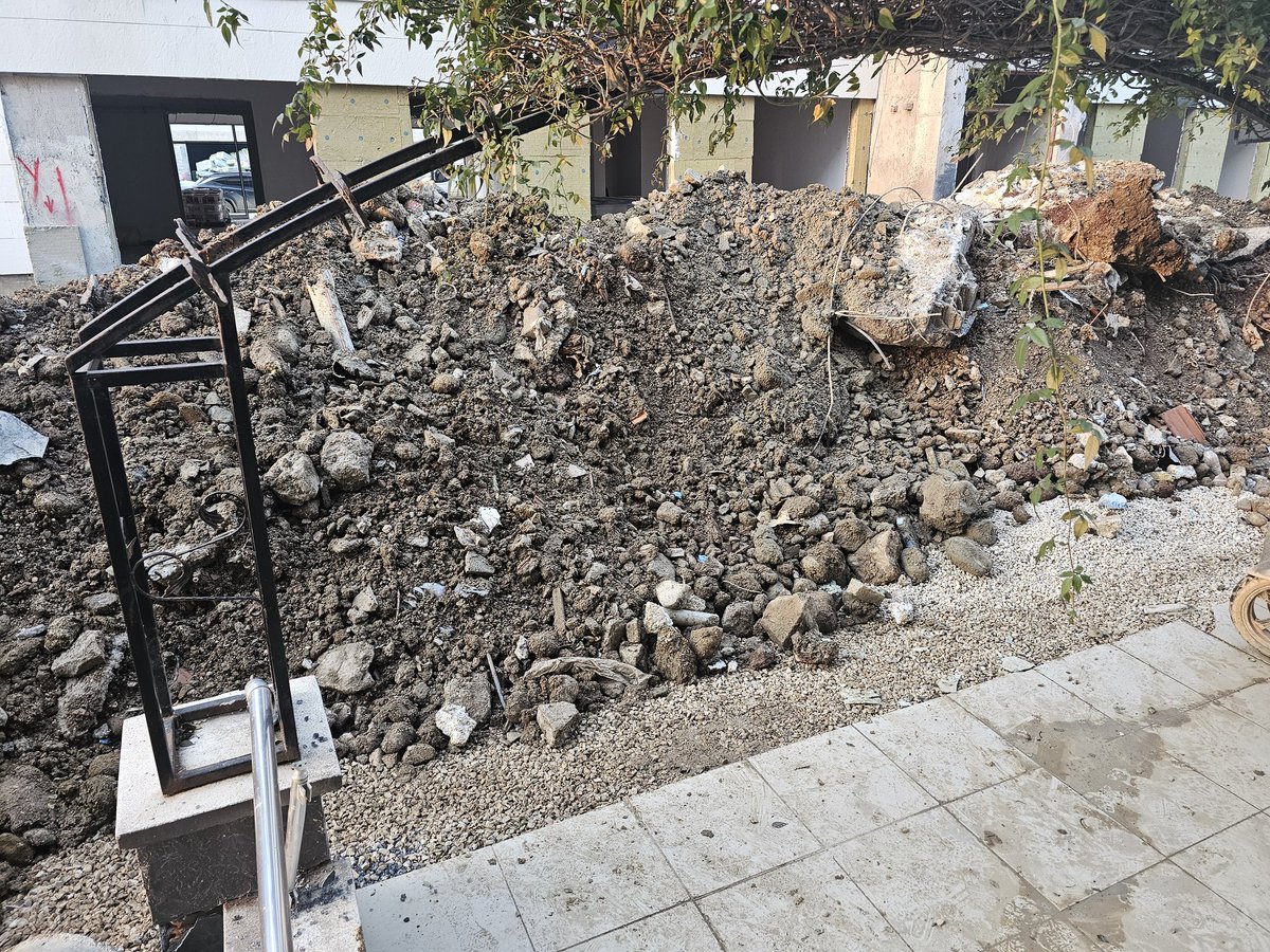 AtesMuhammed31's tweet photo. @BeyazMasaHbb LÜTFEN BU REZİLLİĞE BİR ÇÖZÜM BULUN, EVİMİZE GİREMİYORUZ. ! https://t.co/vHrL7lwQzk