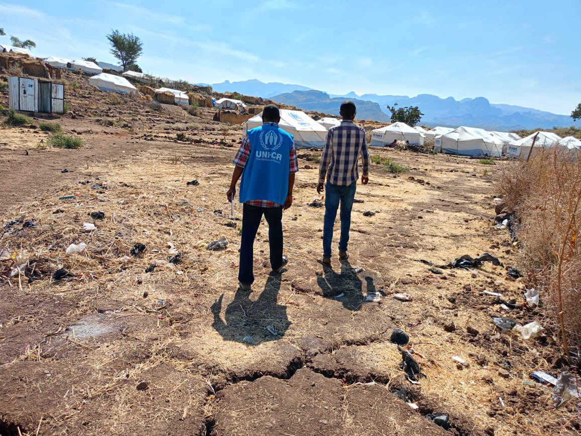 J_Parlevliet's tweet image. In Golo, Central #Darfur, 442 displaced families from #ElFasher finally have a warm place to sleep.

Fatma told @UNHCRinSudan staff that the tent ⛺️ her family received protects them from the cold.

Such support is only possible when humanitarian access is safe and unhindered.