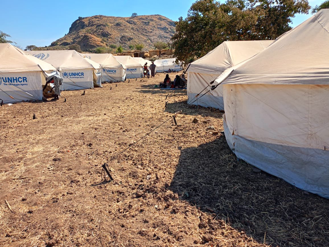 J_Parlevliet's tweet image. In Golo, Central #Darfur, 442 displaced families from #ElFasher finally have a warm place to sleep.

Fatma told @UNHCRinSudan staff that the tent ⛺️ her family received protects them from the cold.

Such support is only possible when humanitarian access is safe and unhindered.