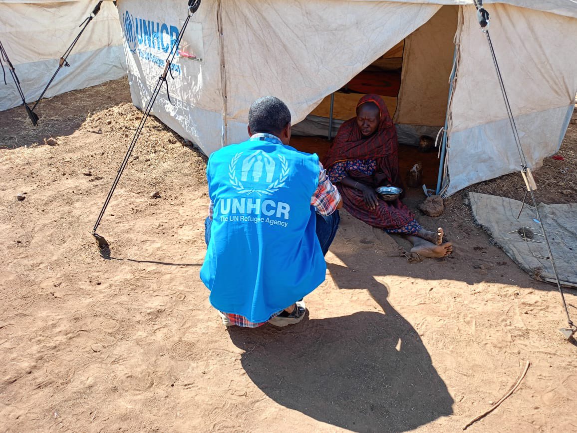 J_Parlevliet's tweet image. In Golo, Central #Darfur, 442 displaced families from #ElFasher finally have a warm place to sleep.

Fatma told @UNHCRinSudan staff that the tent ⛺️ her family received protects them from the cold.

Such support is only possible when humanitarian access is safe and unhindered.