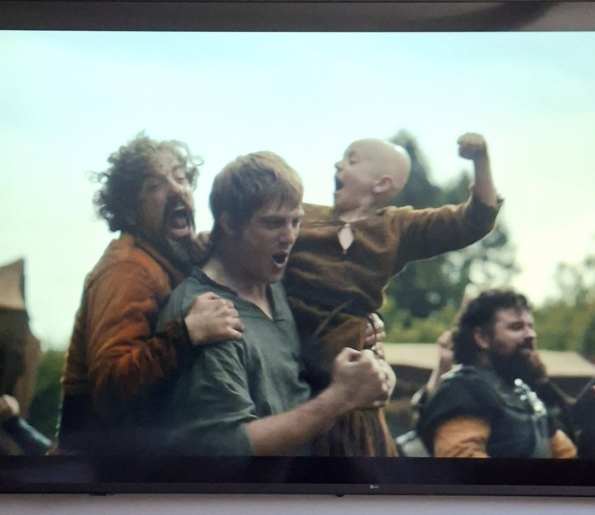 a energia caótica dessa série ta curando todas as dores do meu corpo, o egg em cima da corda e depois o Lyonel Baratheon comemorando como se fosse o pai chefe de uma família homossexual