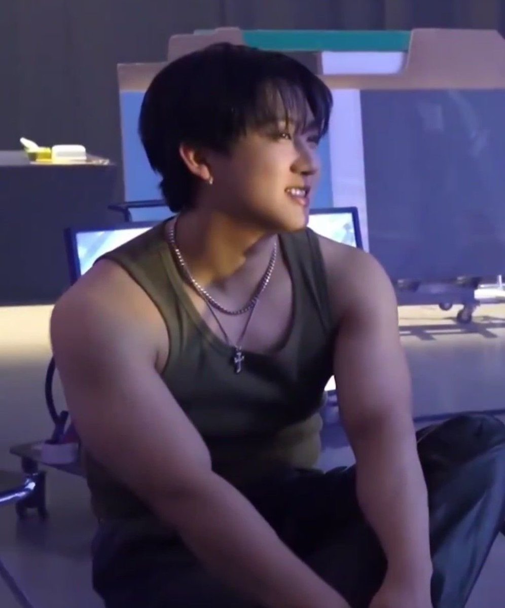 fairyngbok's tweet image. him