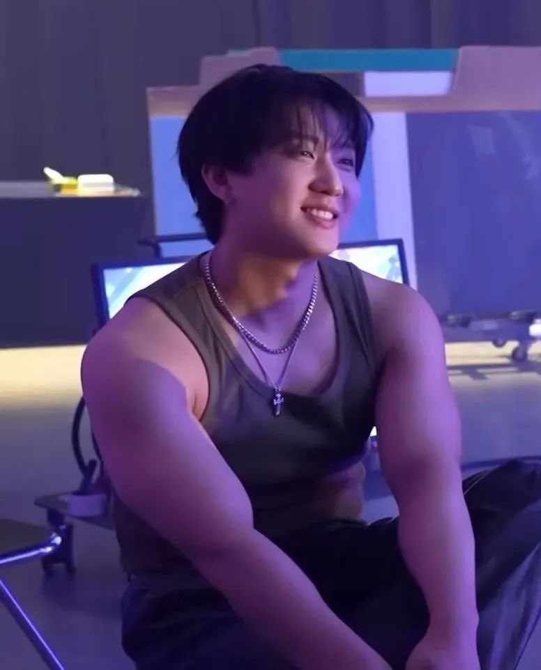 fairyngbok's tweet image. him