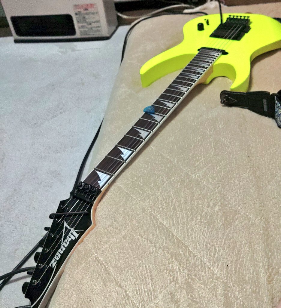 kennedy_v8's tweet photo. 10曲ジャムったら眠くなってきた🎸⚡😪
#SparkGO https://t.co/5n37g9S5cF