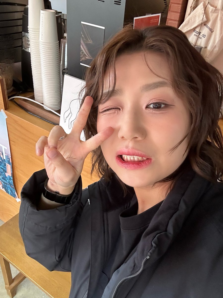 브이할때도 엄지랑 약지만 붙여서 하심 옌쁘이🐒