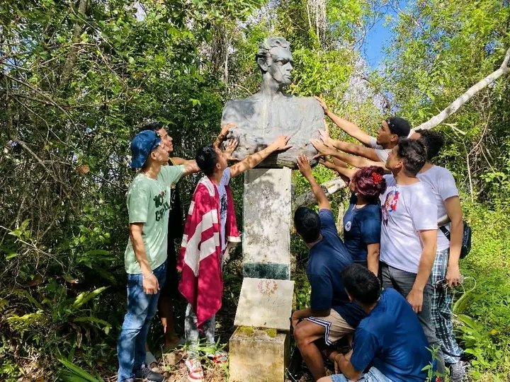 Esta experiencia es más que una caminata.
Poder ascender al Pico Mella que lleva el nombre de uno de los pilares fundacionales junto a la vanguardia estudiantil de la facultad Universidad de Ciencias Médicas de Granma es una experiencia que cargaré con orgullo.