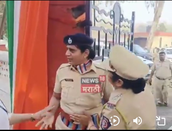 माधुरी जाधव को यह ऐतराज है कि मिनिस्टर गणतंत्र दिवस पर बाबा साहब का नाम नही ले रहा है। सभी का ले रहे है। लेकिन बाबा साहब का नाम नही ले रहे थे। 

माधुरी जाधव की सही बात है। जो नौशिखिया इसपर हाय तौबा मचाये है यह उनके लिए, उदाहरण के लिए अनुज शुक्ला को दिक्कत हो रही है तो यह बिल्कुल