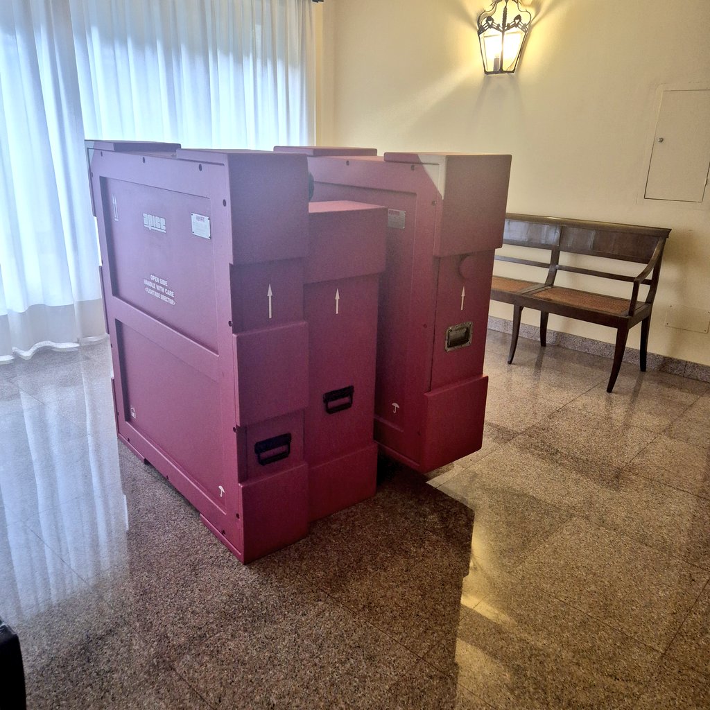 Sto prestando quattro quadri a un museo. Al Museum More, in Olanda.
Quattro, non di più. 
Troppa ansia.
Per ognuno c'è da compilare un condition report, un papiro clinico fotografico che certifica lo stato di salute prima del distacco. Perché i quadri, come gli esseri umani, si