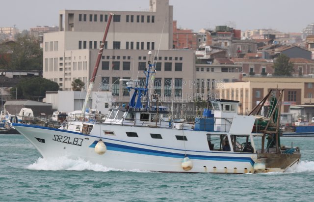 Shipguru's tweet photo. #sterntrawler with #fishingmatricola #SR2483 #leaving #portodicatania, #sicily - 02.03.2018 - www.maltashipphotos.com- NO PHOTOS can be used or manipulated without our permission @worldshipsoc @ShippingTV @shippingdata @ShippingMag @Shipping_Herald @ShipsInPics @Rich_Ships https://t.co/Jrw2BsOtdN