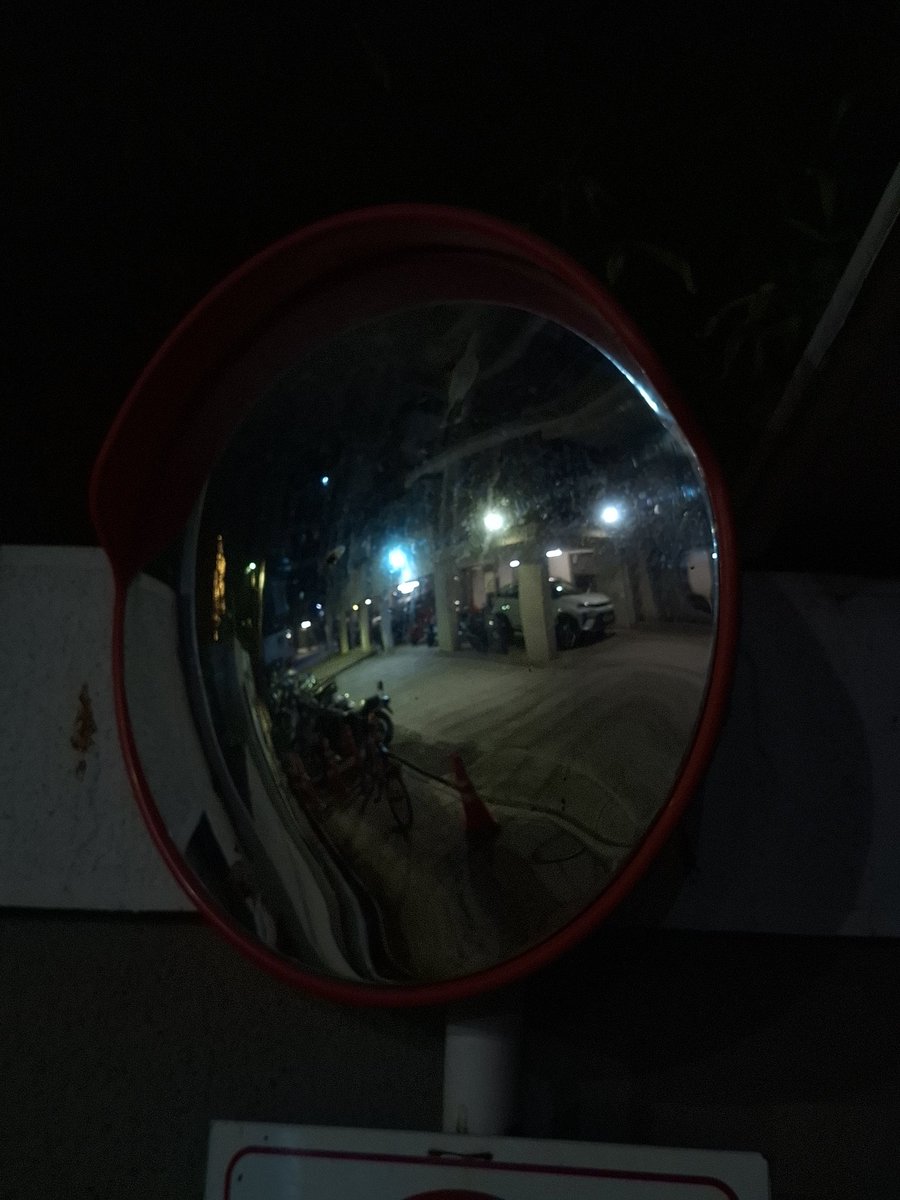 raypotter02's tweet photo. I waited 15 min to be alone to just take a stupid picture of this mirror 😭😭 https://t.co/FOt83DIhlq