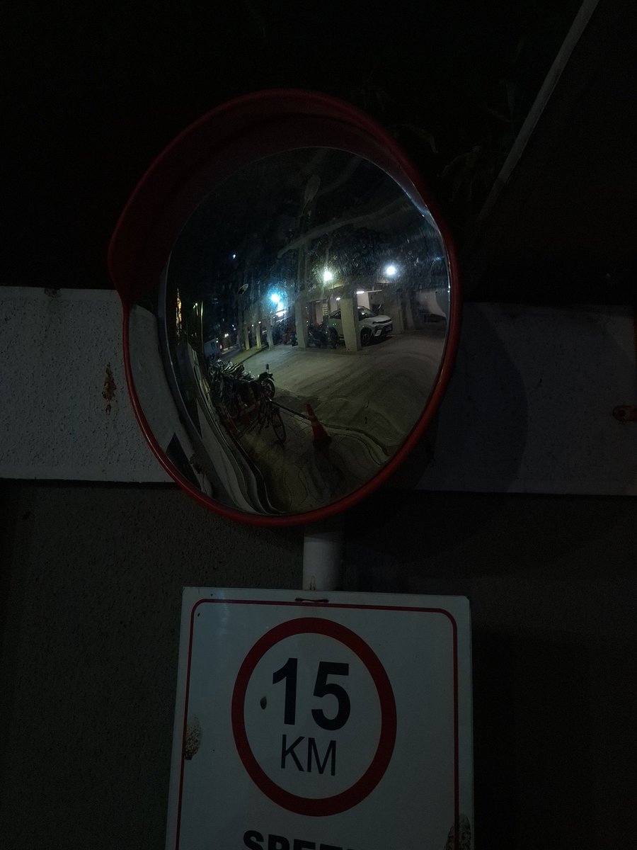 raypotter02's tweet photo. I waited 15 min to be alone to just take a stupid picture of this mirror 😭😭 https://t.co/FOt83DIhlq