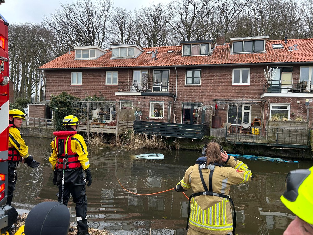 Auto te water aan Koninginneweg in Kortenhoef