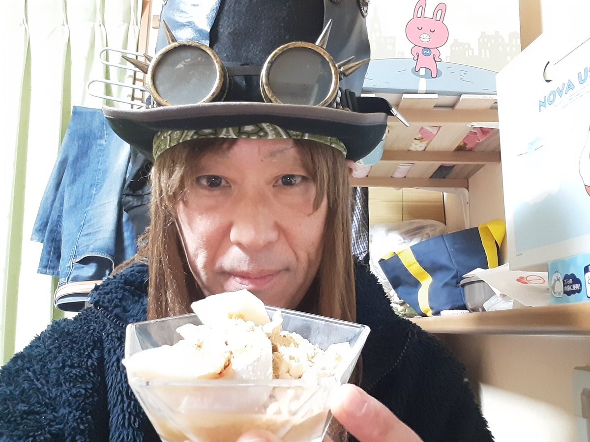 Ringmutaro's tweet image. Today's sweets is a warabi mochi , Japanese traditional jelly made by broken starch not too sweets. This mochi coated with kinako flours. Delicious😋
本日のスイーツ。わらび餅。きな粉をかけて。美味い😋