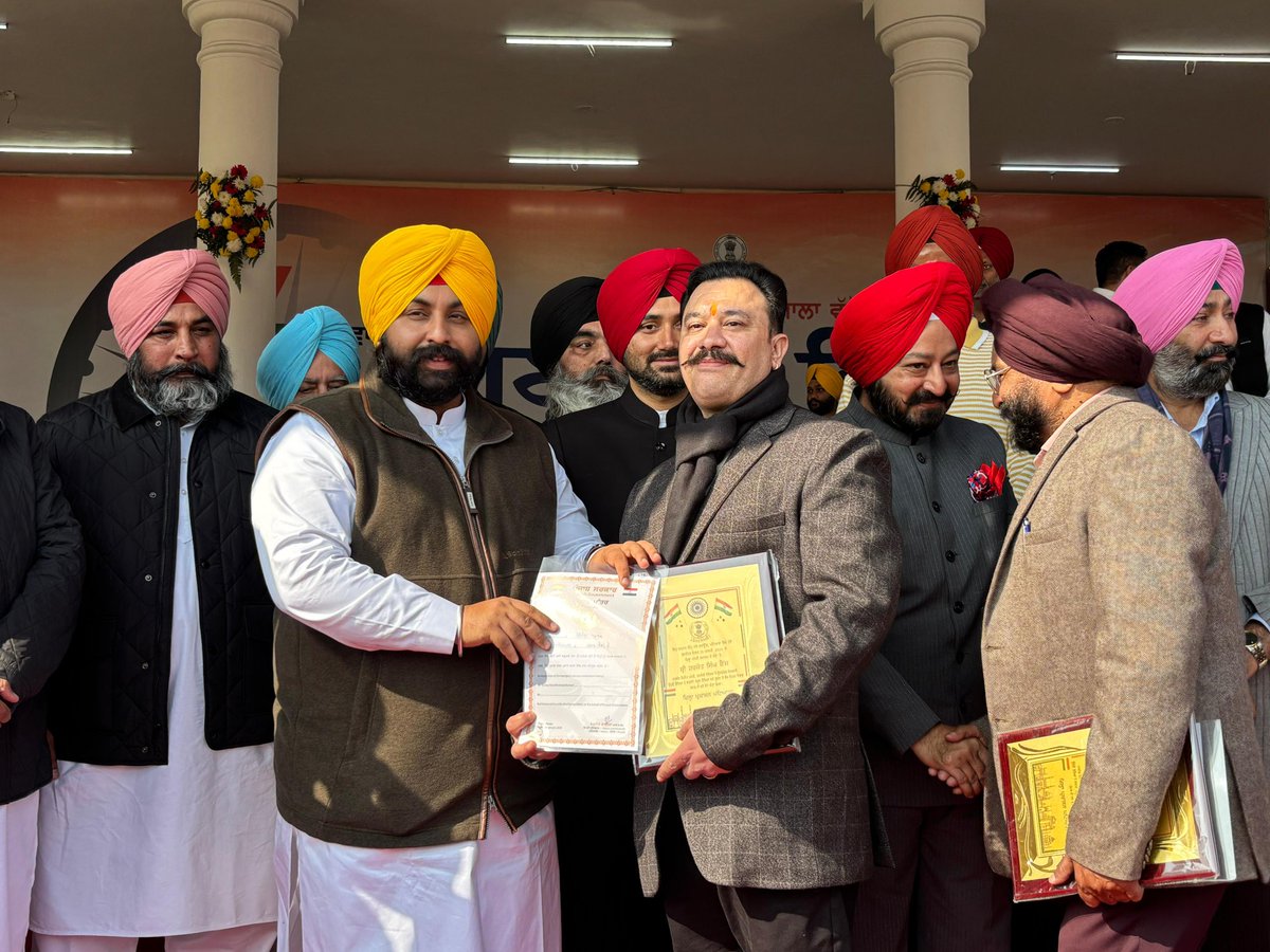 UmangWelfare's tweet photo. ਅੱਜ 26 ਜਨਵਰੀ ਨੂੰ 77ਵੇਂ ਗਣਤੰਤਰ ਦਿਵਸ ਮੌਕੇ ਉੱਤੇ ਉਮੰਗ ਵੈਲਫੇਅਰ ਫਾਊਂਡੇਸ਼ਨ ਦੇ ਸੀਨੀਅਰ ਮੀਤ ਪ੍ਰਧਾਨ ਅਨੁਰਾਗ ਅਚਾਰਿਆ ਅਤੇ ਖਜਾਨਚੀ ਕੰਮ ਲੀਗਲ ਐਡਵਾਈਜ਼ਰ ਯੋਗੇਸ਼ ਪਾਠਕ ਜੀ ਨੂੰ ਪੰਜਾਬ ਸਰਕਾਰ ਵੱਲੋਂ ਜਿਲ੍ਹਾ ਐਵਾਰਡ ਦੇ ਕੇ ਸਨਮਾਨਿਤ ਕੀਤਾ ਗਿਆ। 
ਸਾਰੀ ਟੀਮ ਵੱਲੋਂ ਦੋਨਾਂ ਨੂੰ ਬਹੁਤ ਬਹੁਤ ਮੁਬਾਰਕਾਂ। https://t.co/FECOm8afV8