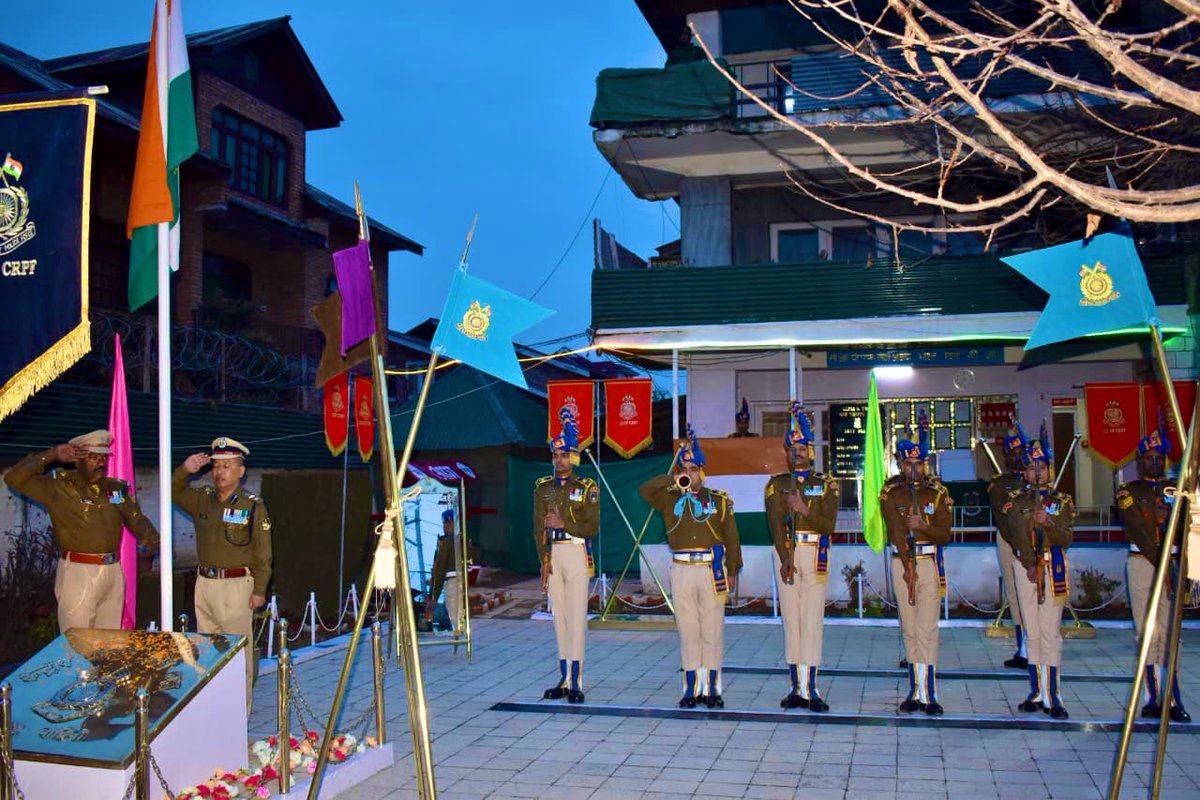 MPSECTORCRPF's tweet photo. श्रीनगर, जम्मू-कश्मीर की ठिठुरती ठंड से लेकर बालाघाट, मध्य प्रदेश तक—132 एवं 123 बटालियन ने पूरे जोश के साथ गणतंत्र दिवस मनाया। 🇮🇳 #RepublicDay #CRPF #FullJosh #JaiHind @crpfindia @PIB_India https://t.co/eIxOL1bUn8