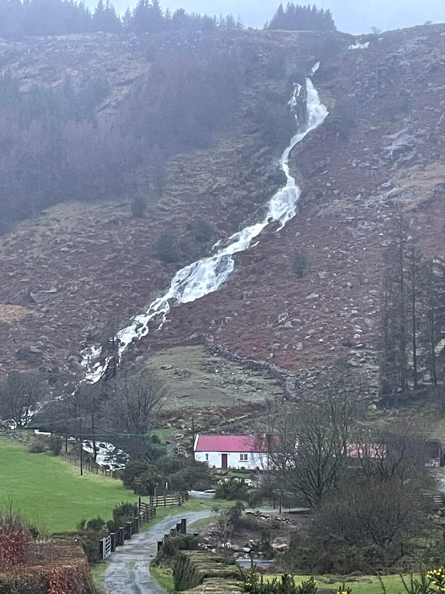 ThisIsIreland3's tweet image. A little cottage in the Heart of the Glenmalure valley 🏞️🏔️

📍Co. Wicklow - Ireland ☘️ 

📸 Rebecca Grant

#Wicklow #Ireland #Cottage #Glenmalurevalley #Waterfall