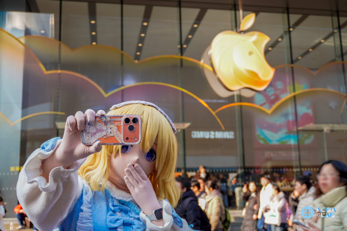 

（如果你看不到的话，上面的是一个 Apple Logo）

📷 <a href="/HeiBuNeko/">猫宫黑布</a> 
at Apple 南京东路

#kigurumi #着ぐるみ