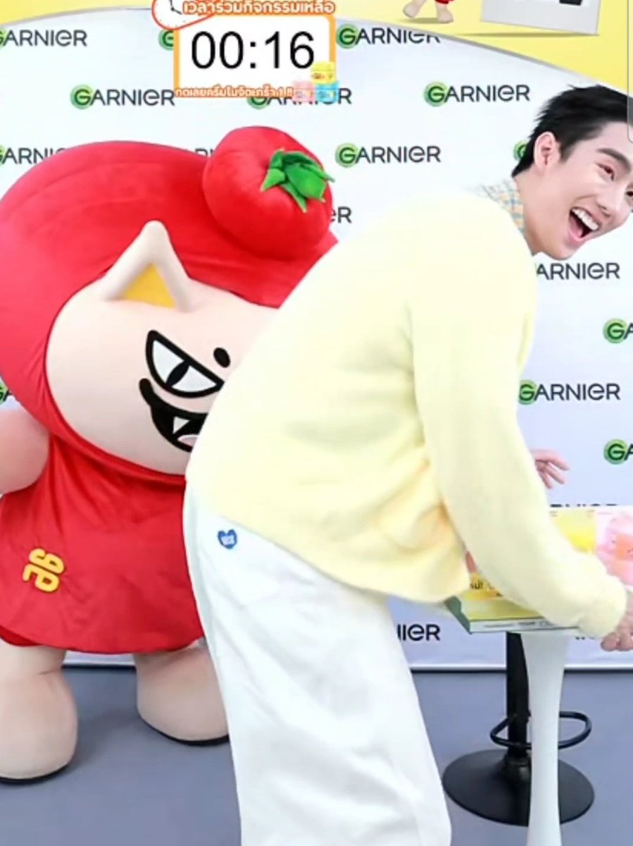 BrIgHtWiNFoReV6's tweet image. ขำยัยฟ้อก ชีโชว์สเต็ปเต้นโพก้าซัง ทเวิร์คตูดชนโต๊ะ ดีที่ป๊าชีวิ่งเร็ว คว้าไว้ทัน เกือบไปแล้วฟ้อก!! 555555

ฟ้อก : (ทเวิร์คตูดชนโต๊ะ)

ฟอส : เฮ้ย~ (วิ่งมาจับโต๊ะ)

Mc : ดีนะพ่อเค้าวิ่งไว 5555

ฟ้อก = หน้าฟอส นิสัยบุ๊ค ✅️

FORCEMAFOX GARNIER LIVE
#GarnierMochiCreamxForceTomafox