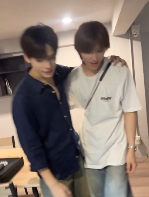 baiporteetee's tweet photo. 🐶 : พี่โท ถ้าพี่ต่อยผม ผมจะเอาพี่ก้องกลับบ้าน!
🦊 : ได้ ถ้าตี๋ต่อยพี่ พี่จะเอาป๋อกลับบ้าน!
🐻‍❄️ : ก้องกลับกะพี่ป่ะ
🐶 : พี่นั่นแหละ เห็นมั้ยล่ะ 😭

เมะขู่เมะ ส่วนเคะรำคาญชวนกันกลับเอง จะบ้าาา55555555555 ตี๋ตี๋กับโทมัสทำดีๆ เคะทำหน้าเบื่อมาก อยากหาหมาใหม่ให้ก้องกับป๋อมาก 5555555 https://t.co/E0U18fvtou