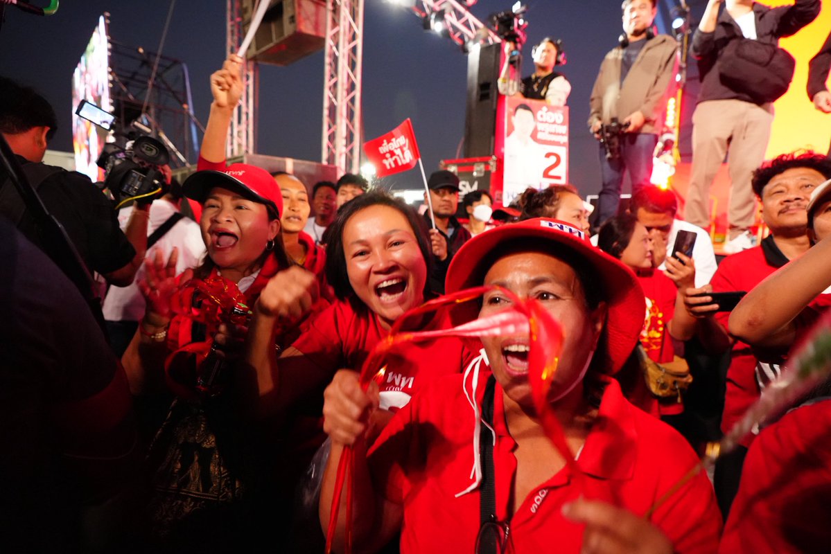 YodchananW's tweet image. 1 วันที่หัวใจผมพองโต จากชัยภูมิถึงโคราช ปิดจ็อบอีสาน 3 วัน ด้วยความเบิกบานที่สุดครับ

ทริปนี้ผมได้รับพลังที่พี่น้องชาวอีสานส่งต่อมาให้ผมเพื่อไปทำงานต่ออย่างไม่หยุดยั้งครับ 

เริ่มต้นเช้าตรู่ที่ ชัยภูมิ ที่ตลาดเช้าเทศบาลฯ ได้คุยกับพี่ป้าน้าอา แม่ค้าขายหมูบ่นกับผมเรื่องเศรษฐกิจ…