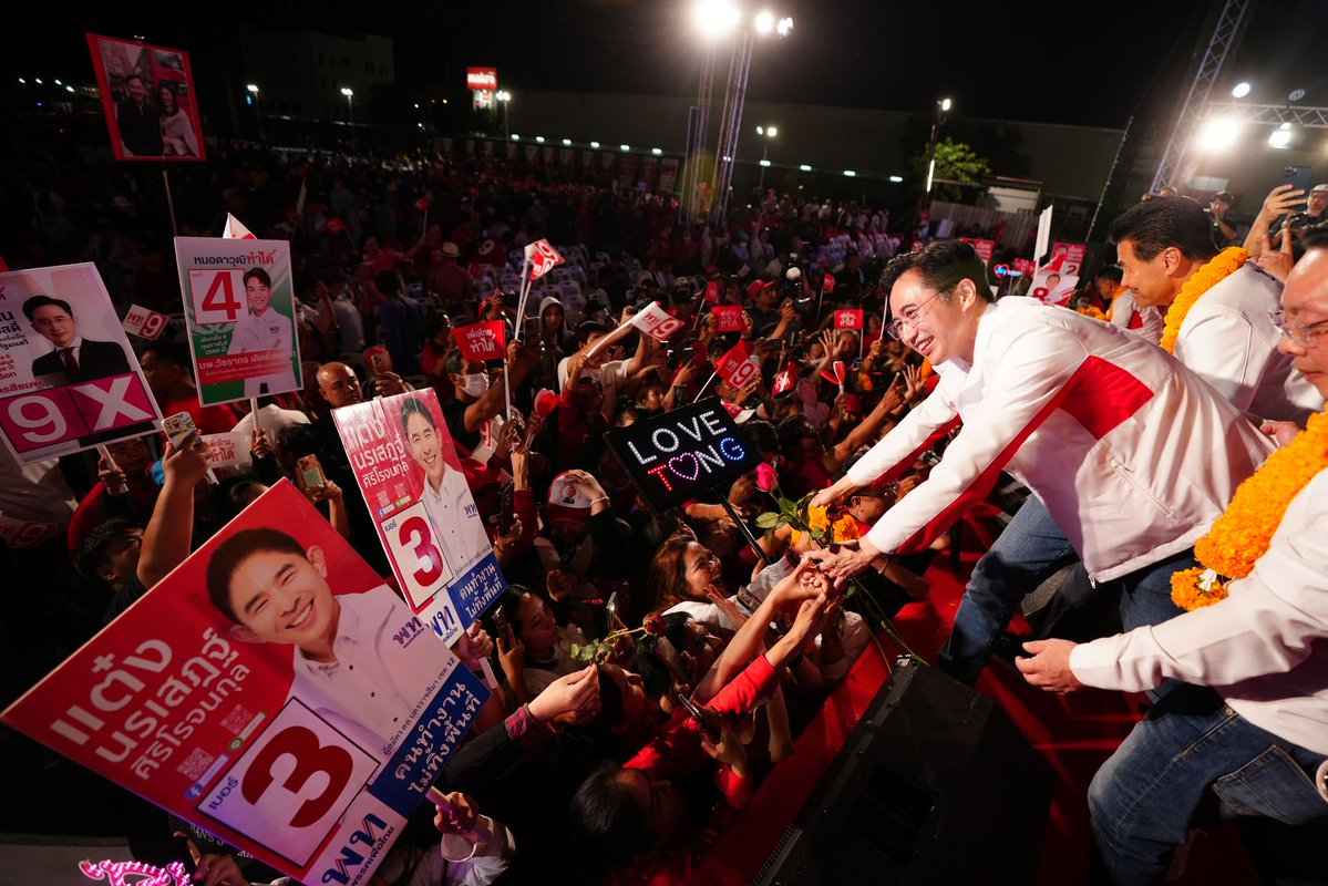 1 วันที่หัวใจผมพองโต จากชัยภูมิถึงโคราช ปิดจ็อบอีสาน 3 วัน ด้วยความเบิกบานที่สุดครับ

ทริปนี้ผมได้รับพลังที่พี่น้องชาวอีสานส่งต่อมาให้ผมเพื่อไปทำงานต่ออย่างไม่หยุดยั้งครับ 

เริ่มต้นเช้าตรู่ที่ ชัยภูมิ ที่ตลาดเช้าเทศบาลฯ ได้คุยกับพี่ป้าน้าอา แม่ค้าขายหมูบ่นกับผมเรื่องเศรษฐกิจ