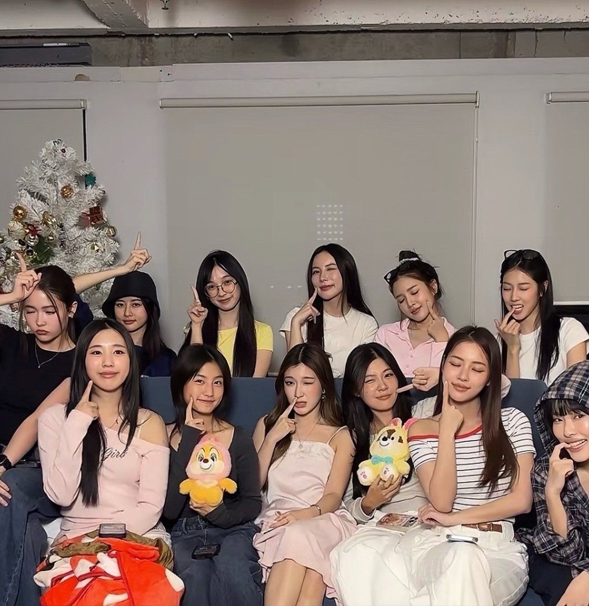 ขอบคุณแฟนๆ ทุกคนที่สละเวลามาร่วมพูดคุยและให้กำลังใจกัน ฝากทุกคนติดตาม #ShadesGL และเป็นกำลังใจให้พวกเราจนจบโปรเจกต์ด้วยนะ รักทุกคน❤️✨

SHADES Q1 SHOOTING
#SHADESQ1
#FRTentertainment