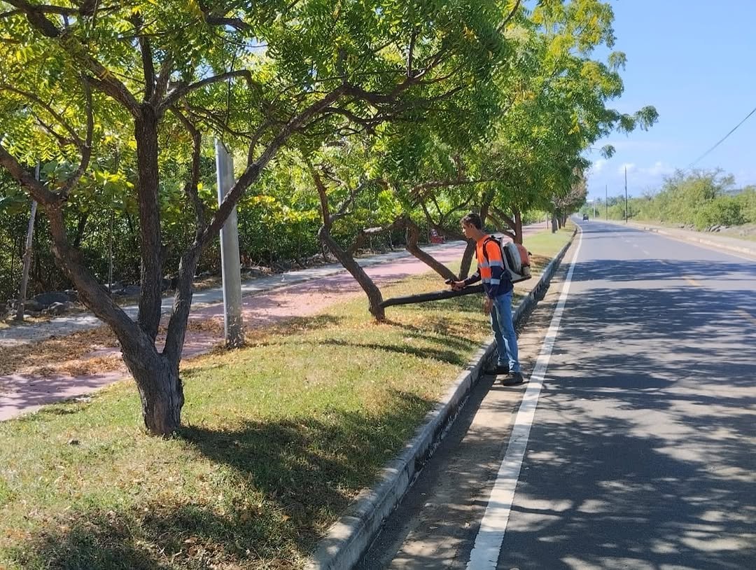 La Alcaldía de Chitré, a través de su personal de Áreas Verdes, realizó una jornada de limpieza y mantenimiento en Playa El Agallito, reforzando el compromiso con la protección de nuestros espacios naturales.