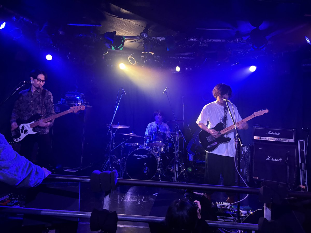 HowdyFriday's tweet photo. 本日は、前から気になっていたthe Knowlusを観に初めて池袋の手刀へ。
轟音で激アツ。
演奏も凄く良かったが、世界観がとても良い。
3ピースの3人ともカッコ良かった。
#knowlus https://t.co/mnfWFNQdxS