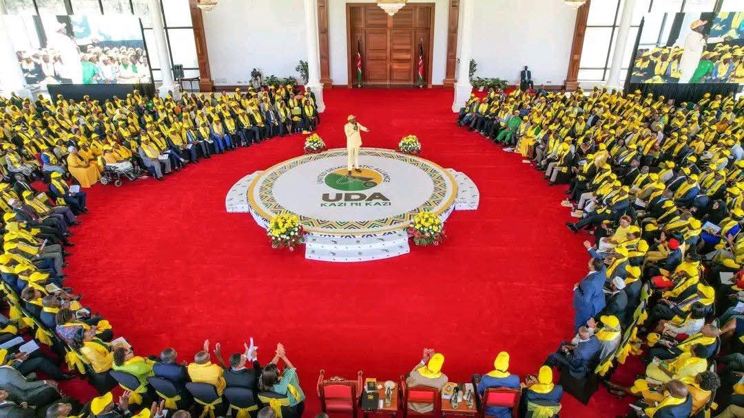 karoba_john's tweet image. Moi used to hold KANU meetings in Kasarani or KICC. Uhuru used Jubilee House. Mutu ya Nyoka Fund is holding wheelbarrow meetings at State House. Huyu akimaliza wantam yake we must erase him from our history.