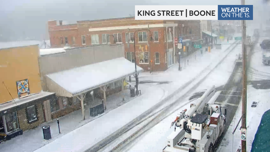 There's currently some decent snowfall coming down in Boone as seen from King Street. 
#ncwx #cltwx #boonewx #avlwx #snow #winter