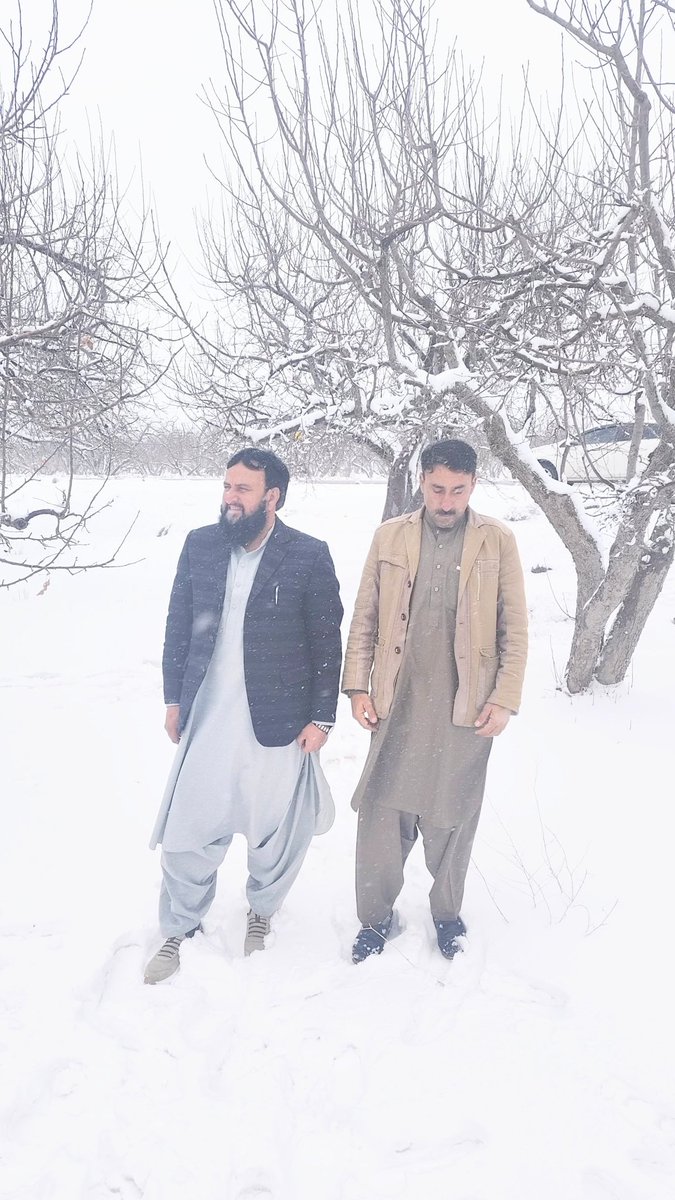 AzmatKakar12's tweet photo. Enjoying snow fall at kaan Mehtharzai https://t.co/PaS9IT0qgG