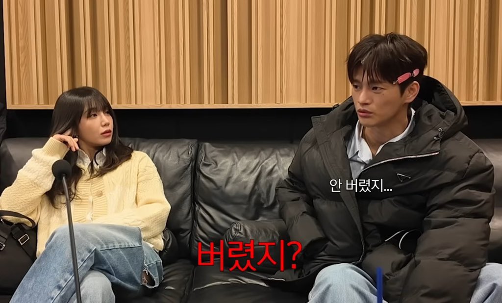 안친함선언 이후로 개오랜만에 만난건데
소파에 기대앉아서 얼굴 똑바로 보고
내가 예전에 준 앨범 버렸지? 이런말하는 여자와
소파에서 등 떼고 앉아서 얼굴도 못보고 
안버렸다고 대답하는 여섯살이나더먹은 남자