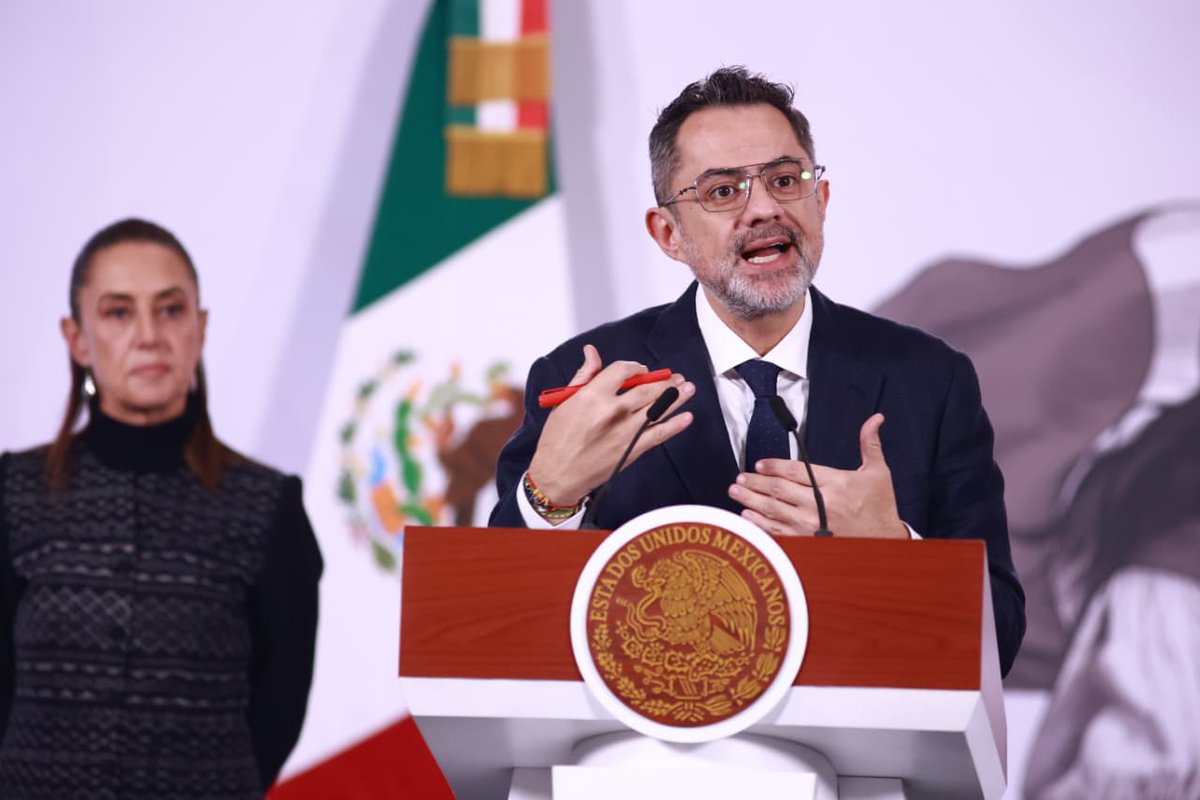Reforma's tweet photo. Iván Escalante, titular de Profeco, explicó que los lineamientos para venta de boletos obligarán a publicar 24 horas antes los precios exactos y ubicación de cada asiento, evitando sorpresas por tarifas dinámicas. 

📌Las plataformas de reventa extranjeras que abusen de los consumidores podrán ser notificadas y sancionadas, con multas que podrían superar los 4 millones de pesos, según la gravedad, reincidencia y daño causado.

📸 Óscar Mireles