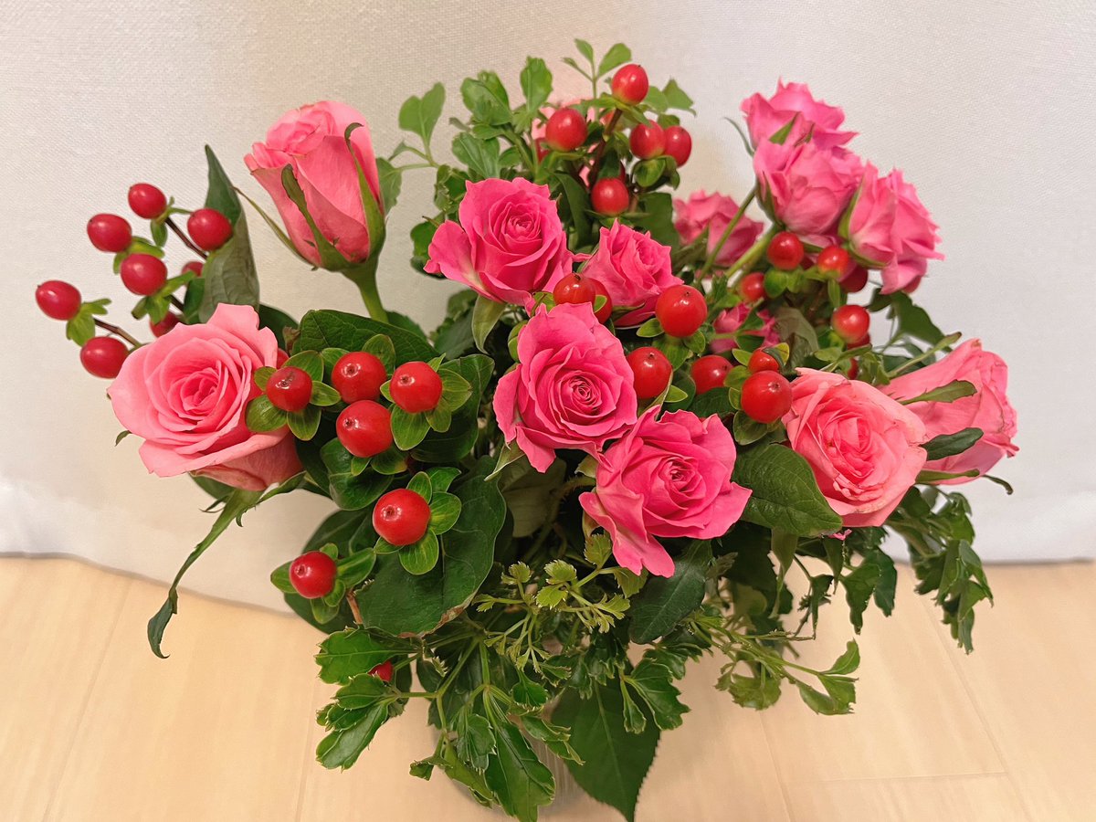 洗足学園音楽大学同窓会より、
素敵なお花を頂戴いたしました💐

熊本公演に引き続き、ご後援を賜り誠にありがとうございました🙇‍♀️

差し入れも美味しくいただいてます🤤
疲れた身体に甘いものが染み渡る〜💕

来ていただけるだけでも有り難いのに、
あたたかいお心遣い心より感謝です🥺✨