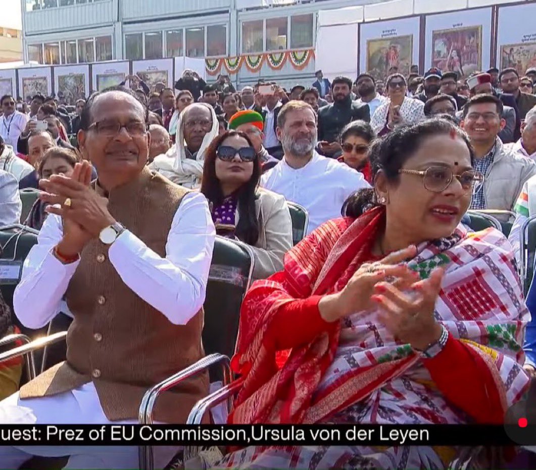 थोड़ी तो शर्म करो परिधान मंत्री मोती जी , 
इतना क्यों डरते हैं आप नेता विपक्ष श्री राहुल गांधी जी से ?
जब काँग्रेस की सत्ता थी तब सिर्फ़ आडवाणी जी को ही नहीं बल्कि उनकी बेटी को भी सम्मान के साथ सोनिया गांधी जी के साथ पहली पंक्ति में बैठाया गया था - 
बीजेपी राहुल जी का नहीं उस